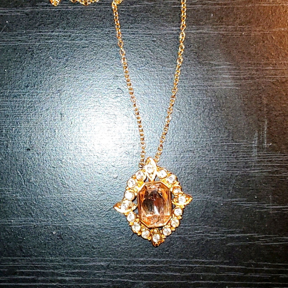 Gold pendant necklace